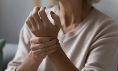 abuela se toca por artrosis en las manos