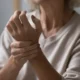 abuela se toca por artrosis en las manos