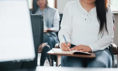 alumnos estudiando un curso SEPE