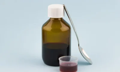 bote de jarabe para la tos con cuchara y tapon