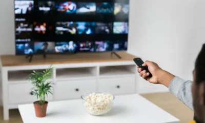 chica cambiando canal pantalla tv