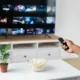 chica cambiando canal pantalla tv