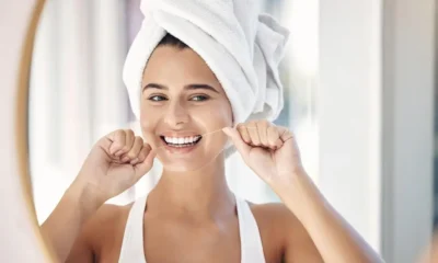 chica con gorro ducha enseña dientes