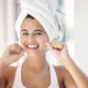 chica con gorro ducha enseña dientes