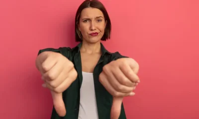 chica enfadada con pulgares abajo