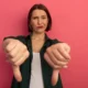 chica enfadada con pulgares abajo