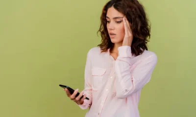chica mira movil asustada llamada
