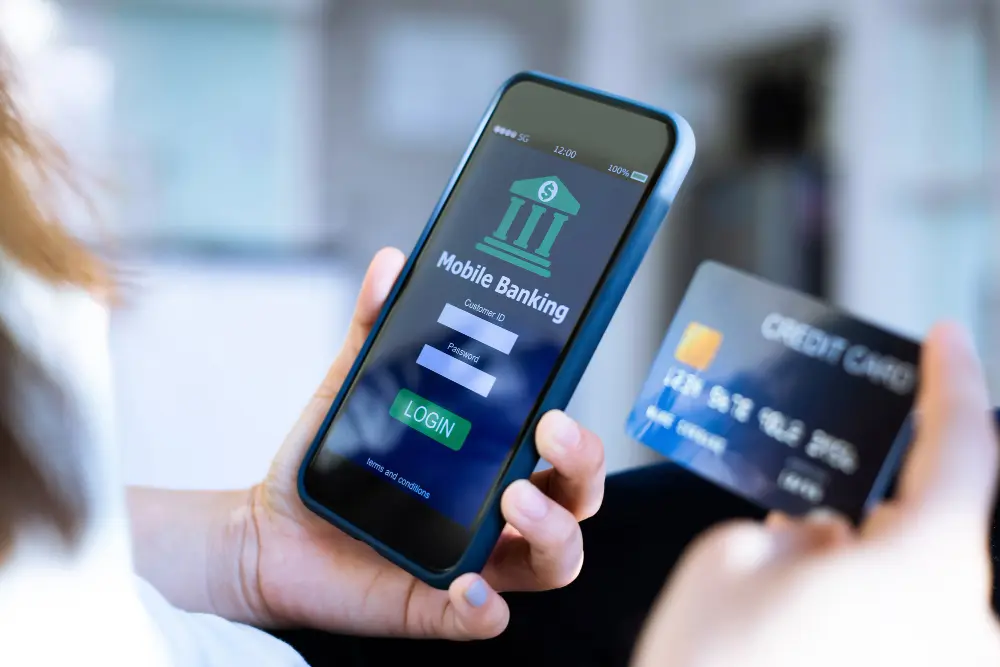 chica pagando a banco con movil