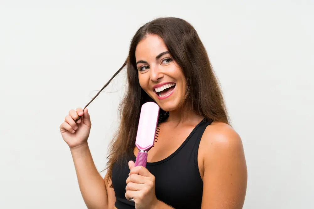 chica sonrie con peine delante