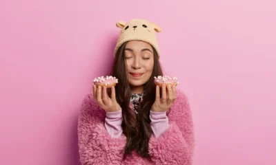 chica sujeta gominolas para dormir