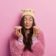 chica sujeta gominolas para dormir