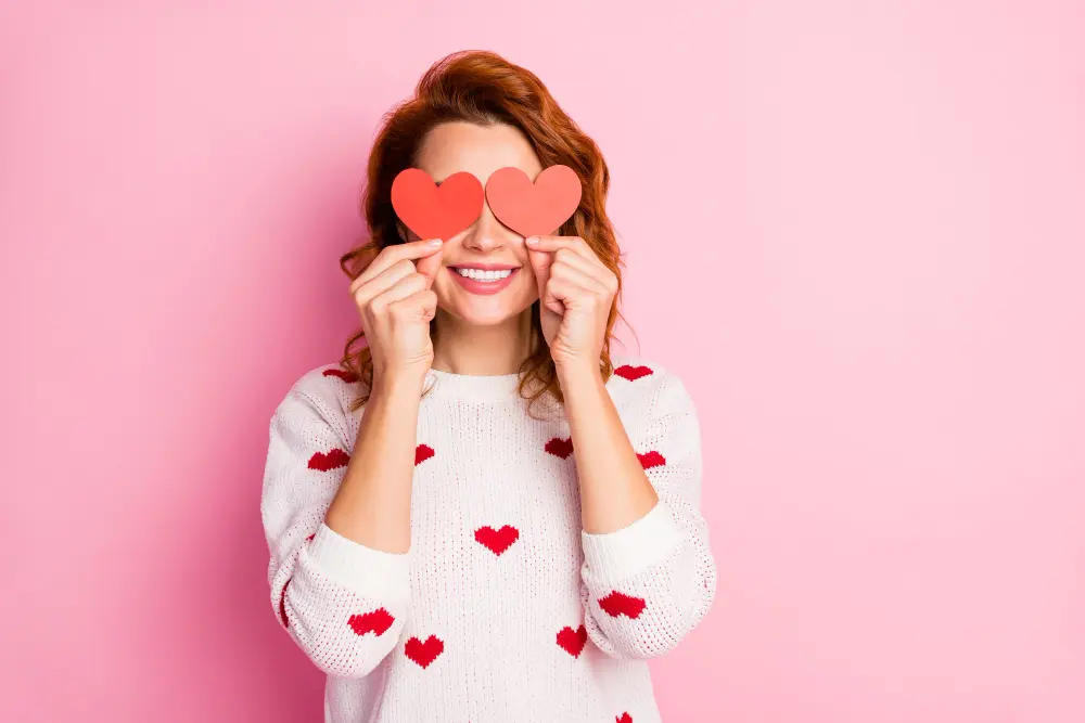 chica tapa ojos corazones carta