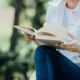 chicas en jardin con libro rodilla