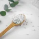 chuchara de madera con carbonato de magnesio