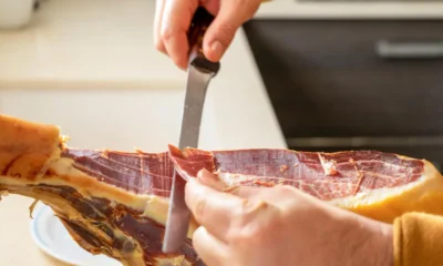 cortando pieza de jamón