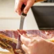 cortando pieza de jamón