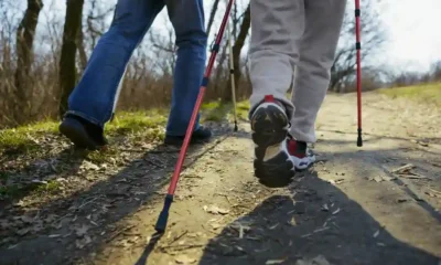 dos personas caminando por sendero