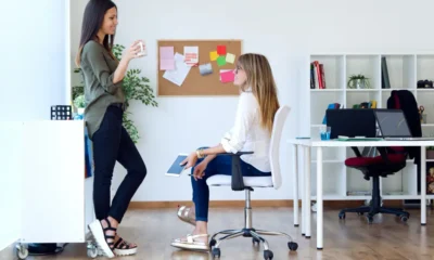 dos trabajadoras hablan oficina