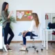 dos trabajadoras hablan oficina