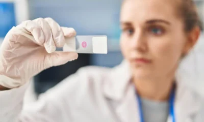 enfermera mira test de hormonas