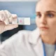 enfermera mira test de hormonas