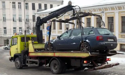 grua lleva coche roto al desguace