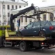 grua lleva coche roto al desguace