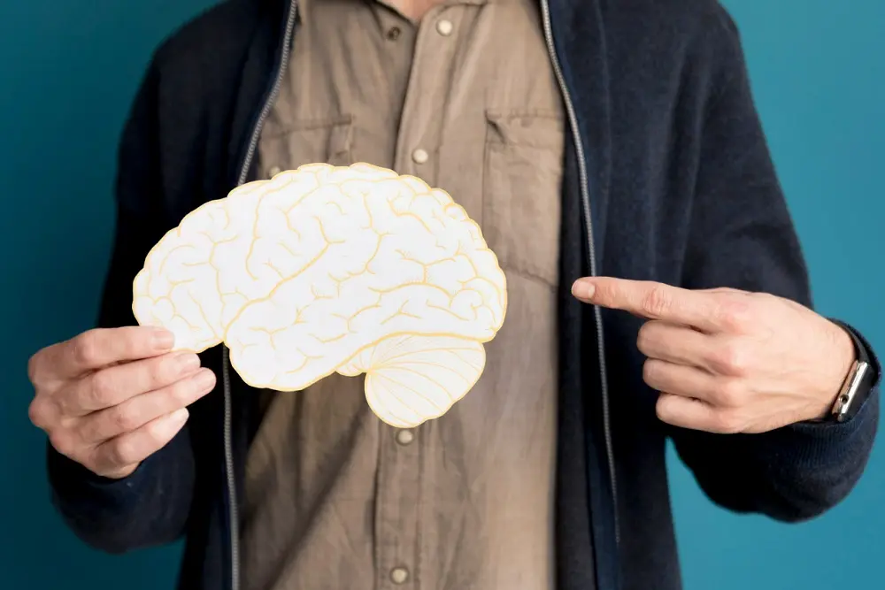 hombre indica carton cerebro