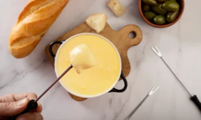 hombre mojando en salsa de queso
