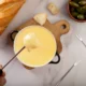 hombre mojando en salsa de queso