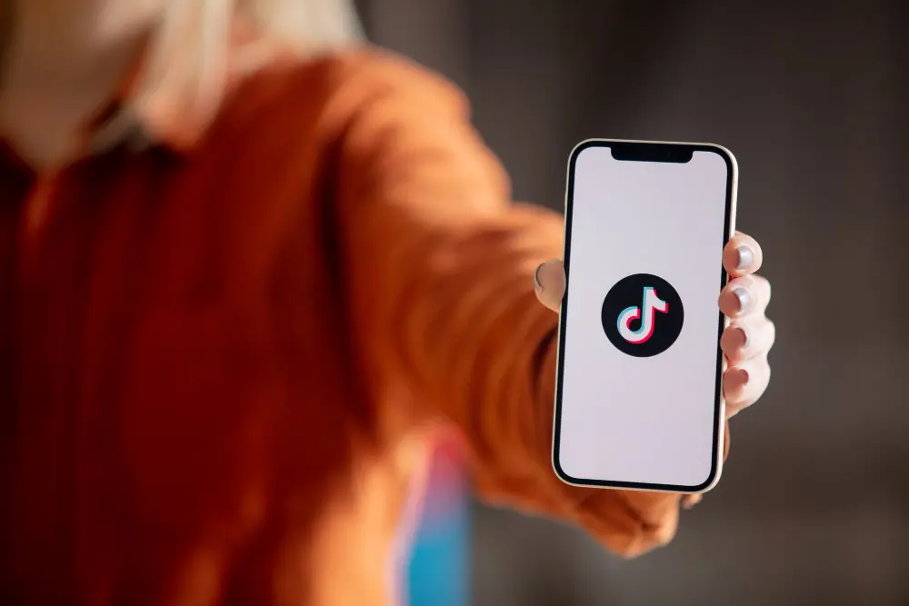 jove sostiene iphone con tik tok