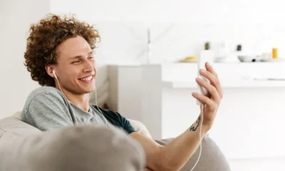 joven en sofa viendo video en movil
