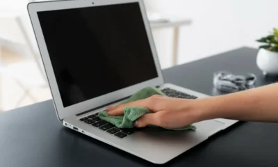 limpieza con trapo de un pc portatil
