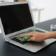 limpieza con trapo de un pc portatil
