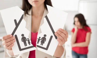 madre rompe imagen casa familia hija triste