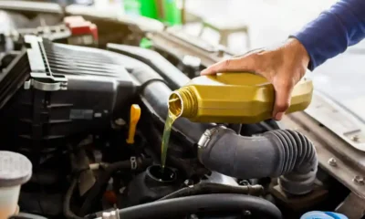 mano bote amarillo aceite en motor