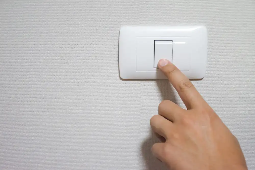 mano encendiendo una luz
