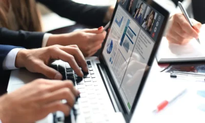 manos hombre traje digitando en pc