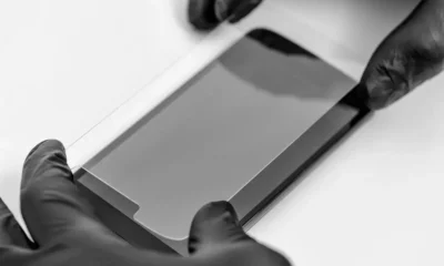 manos tecnico cambia cristal templado movil