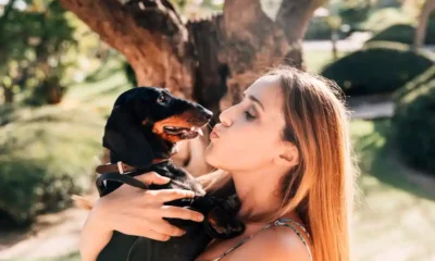 mujer abraza y besa su cachorro