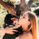 mujer abraza y besa su cachorro