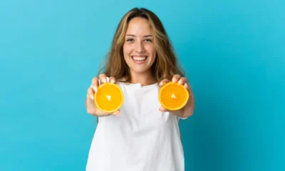mujer con dos naranjas