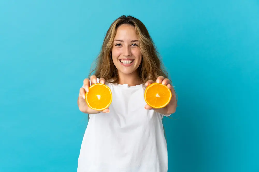 mujer con dos naranjas