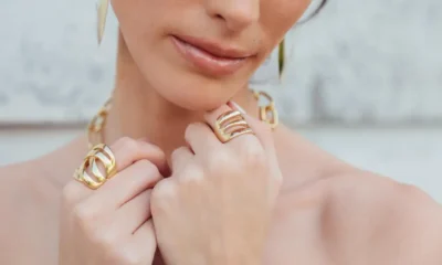 mujer con joyas hechas en oro