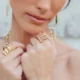 mujer con joyas hechas en oro