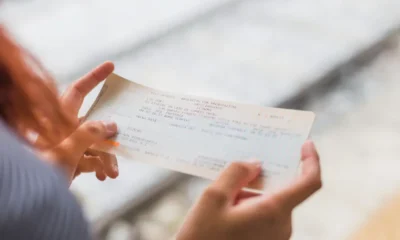 mujer controlando cheque banco