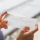 mujer controlando cheque banco
