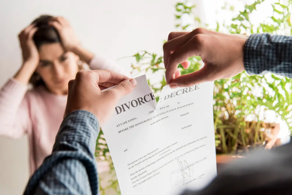 mujer desesperada documento divorcio