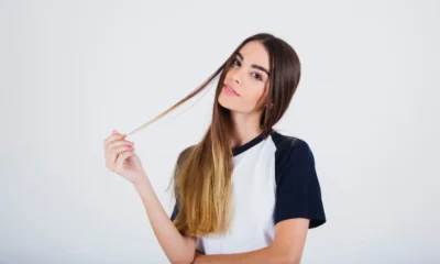 mujer estira pelo con mano