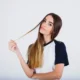 mujer estira pelo con mano